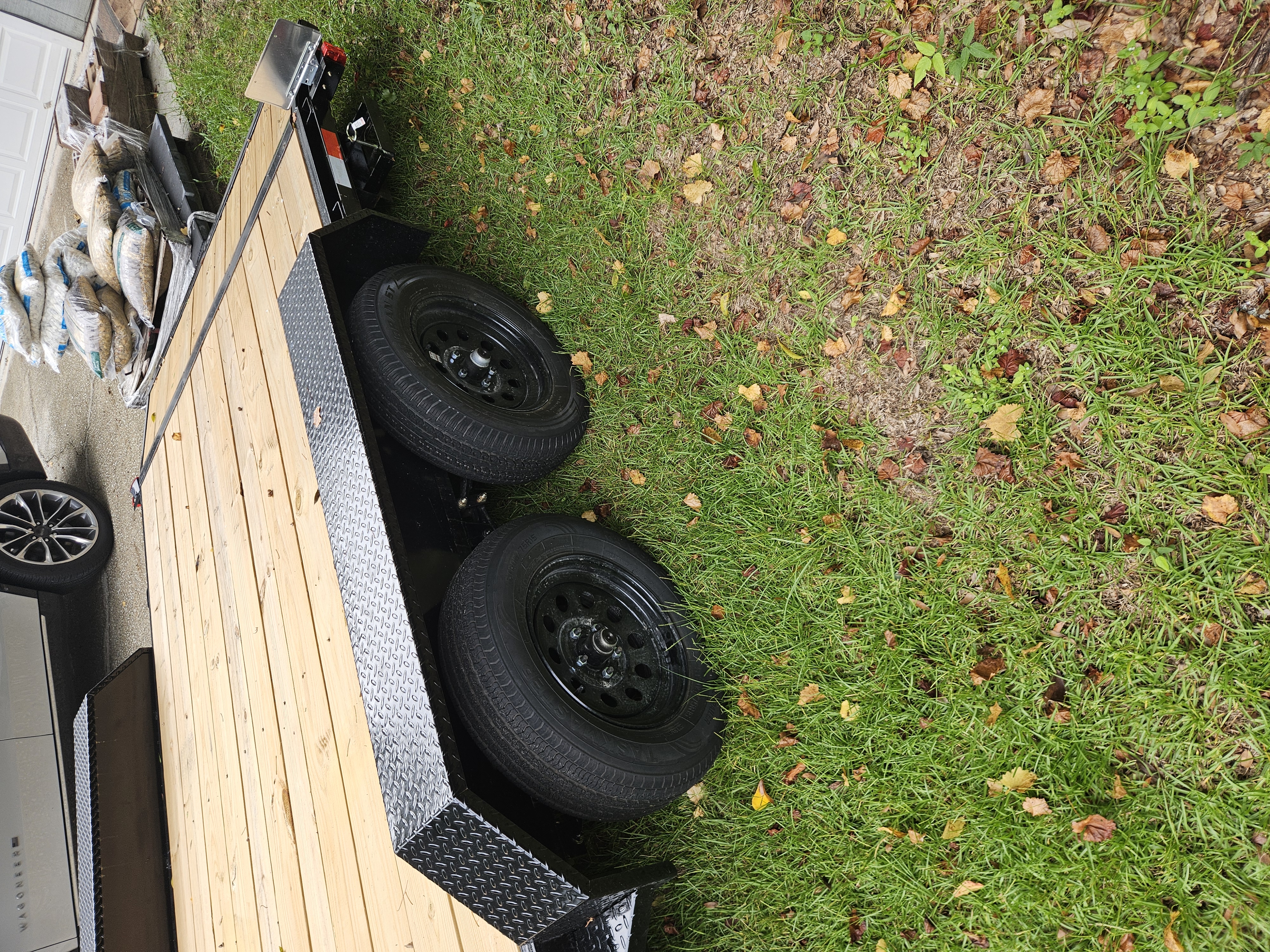 Tandem trailer axles with diamond-plate fender